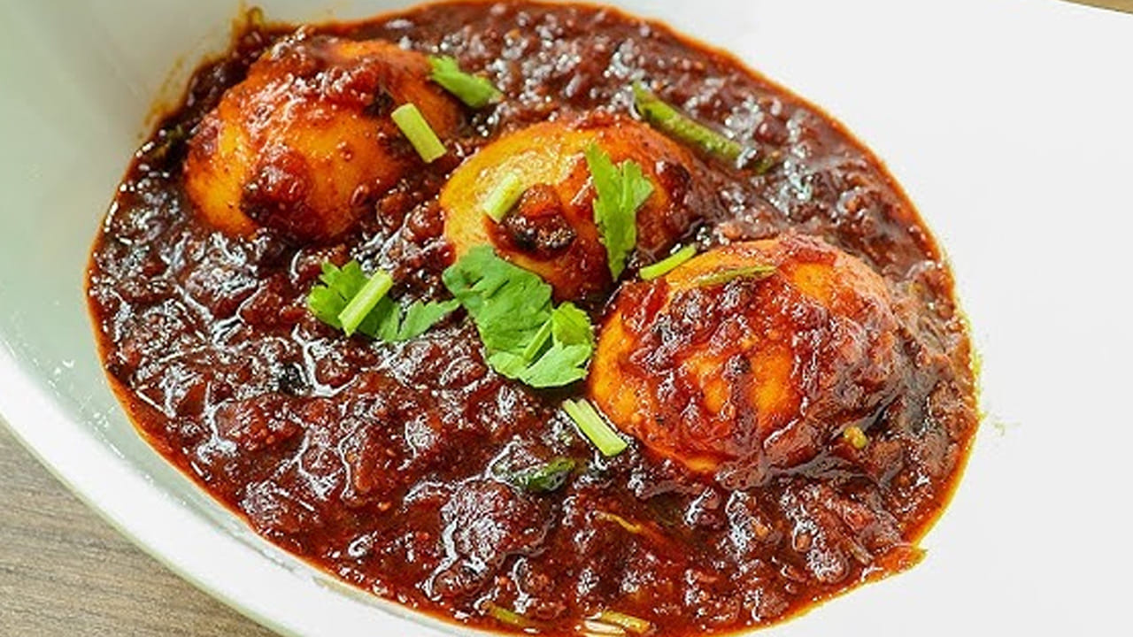 ఆ తర్వాత సన్నగా తరిగిన ఉల్లికాడలను కూడా తీసుకుని దానిలో 10 నిమిషాల పాటు బాగా వేయించాలి. ఒక టేబుల్ స్పూన్ కారం వేసి ఆ తర్వాత గుడ్లను బ్రేక్ వేసి దానిలో వేయాలి.