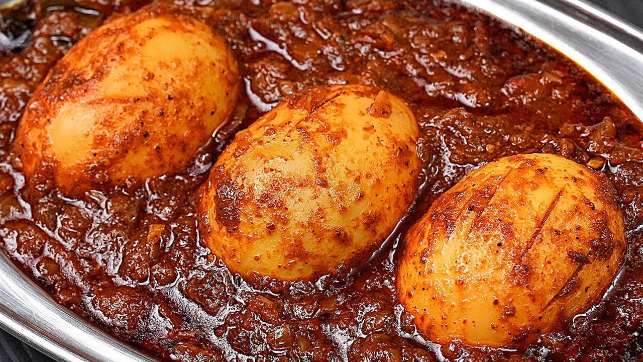 అయితే, వీటిని వెంటనే కలపకుండా మూత పెట్టి 10 నిమిషాల పాటు ఉడికించాలి. చివర్లో దీనిని మిక్స్ అయ్యేలా కలుపుతూ గుడ్డు మిశ్రమం కూడా ఉల్లికాడలతో కలిసిపోయే వరకు దీనిని బాగా వేయించాలి.