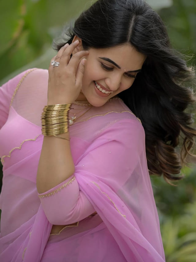 హీరోయిన్ కావాల్సింది.. యాంకర్ అయ్యింది.. పింక్ శారీలో గ్లామరస్ బ్యూటీ