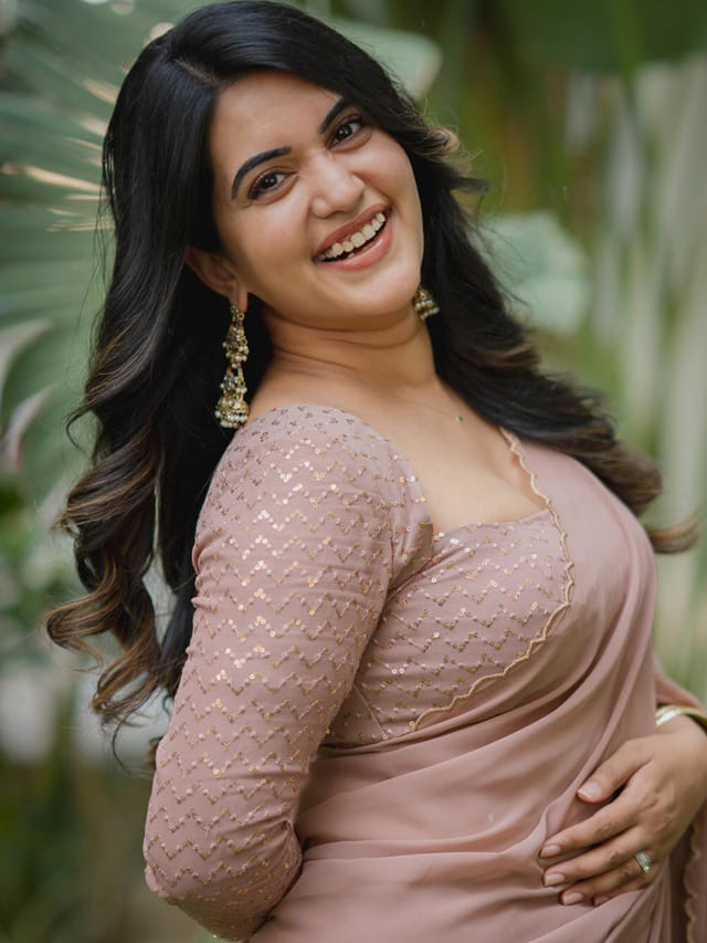 బాప్రే.. క్యూట్ స్మైల్ తో కుర్రకారును ముగ్గులోకి దింపుతున్న స్రవంతి