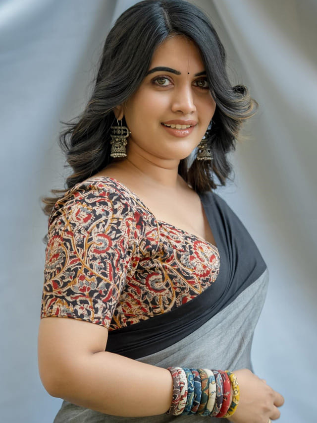 వాహ్.. తుళ్ళిపడుతున్న స్రవంతి అందాలు.. మైమరిచిపోతున్న కుర్రకారు