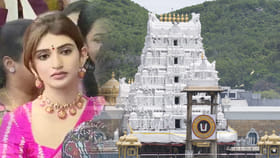 తిరుమలలో హీరోయిన్ శ్రీలీల తళుక్కుమన్నారు.. భక్తులతో ముచ్చట్లు