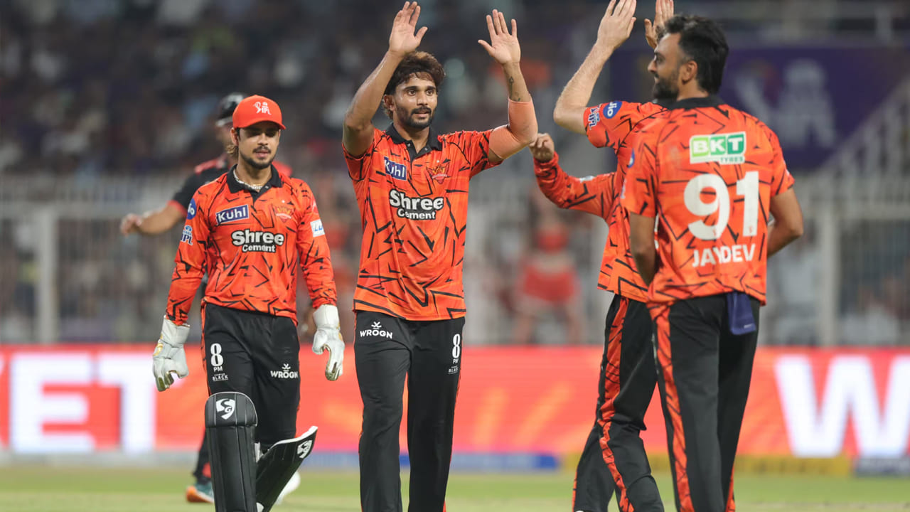 ఈ రెండు మ్యాచ్‌లలోని ఇద్దరు సన్‌రైజర్స్ హైదరాబాద్ బ్యాటర్లు(క్లాసెన్, అభిషేక్ శర్మ) అవుట్ అయిన క్యాచ్‌లు వివాదాస్పదంగా మారాయి. వారు అవుట్ అయిన సమయాల్లో ఇద్దరూ మంచిగా ఆడుతున్నారు. వారిద్దరూ అవుట్ అయిన తర్వాత సన్‌రైజర్స్ బ్యాటింగ్ తడబడినట్లు గమనించవచ్చు. తొలి మ్యాచ్‌లో జట్టు ఓడగా, రెండో మ్యాచ్‌లో గెలిచింది. ఈ అంపైరింగ్ నిర్ణయాలపై సన్‌రైజర్స్ హైదరాబాద్ అభిమానులు తీవ్ర ఆగ్రహం వ్యక్తం చేస్తున్నారు. కొందరు అభిమానులు సన్‌రైజర్స్ హైదరాబాద్‌ను ఓడించేందుకు అంపైర్లు కుట్ర చేస్తున్నారంటూ ఆరోపిస్తున్నారు.