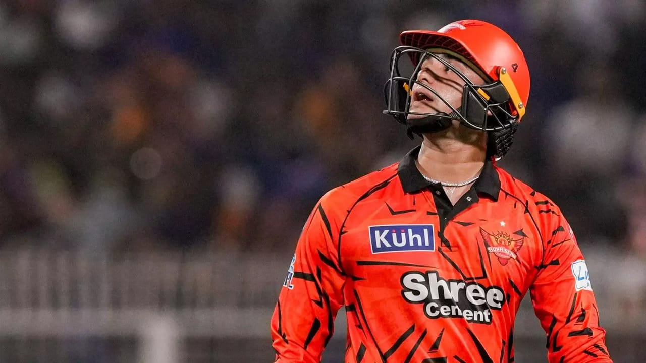 ఇక కేకేఆర్‌తో జరిగిన మ్యాచ్‌లో కూడా సన్‌రైజర్స్ హైదరాబాద్ ఆటగాడు అభిషేక్ శర్మ క్యాచ్ ఇలానే వివాదాస్పదంగా మారింది. అభిషేక్ శర్మ ఫుల్ షాట్ ఆడగా, బంతి వేగంగా లెగ్ సైడ్ వైపు గాలిలో వెళ్ళింది. బౌండరీ లైన్ ముందు నేలకు తాకేలా కనిపించింది. కోల్‌కతా నైట్ రైడర్స్ ఆటగాడు వరుణ్ చక్రవర్తి ముందుకు డ్రైవ్ చేస్తూ బంతిని అందుకుని అవుట్ అంటూ సంబరాలు చేసుకున్నాడు. అభిషేక్ శర్మ క్రీజులోనే ఉండగా, అంపైర్లు టీవీ అంపైర్‌కు రిఫర్ చేశారు. పలుమార్లు క్యాచ్‌ను పరిశీలించిన టీవీ అంపైర్ చివరికి అభిషేక్ శర్మను అవుట్‌గా ప్రకటించాడు. ఈ నిర్ణయంతో అసంతృప్తి చెందిన అభిషేక్ శర్మ మైదానం వీడాడు. టీవీ రిప్లైలో బంతి నేరుగా చేతుల్లోకి వెళ్లకుండా, బౌన్స్ అవుతూ వెళ్లినట్లుగా కనిపించింది. అయితే, అంపైర్ మాత్రం బంతి కింద చేతివేళ్ళు ఉన్నాయంటూ అవుట్ ఇచ్చాడు.