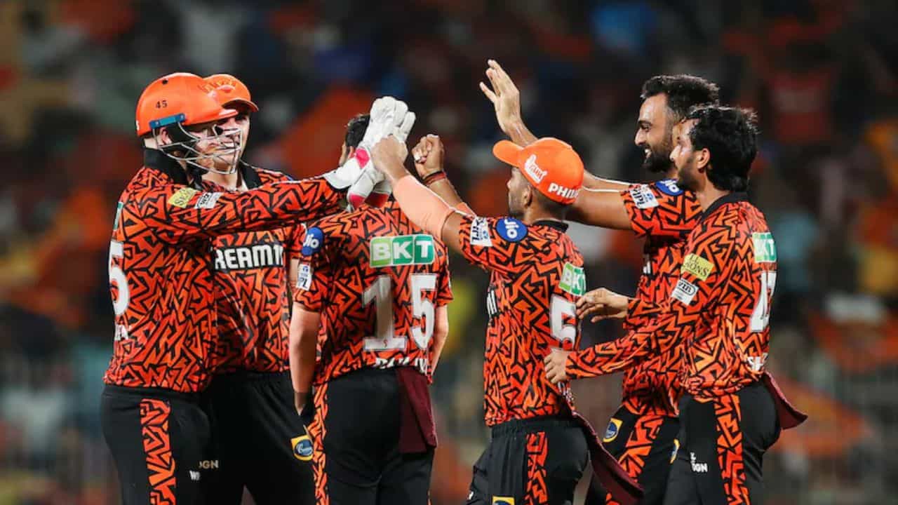 కమిన్స్ గైర్హాజరీలో జట్టు బాధ్యతలు చేపట్టిన ఇషాన్ కిషన్ తనదైన ముద్ర వేస్తున్నాడు. రాజస్థాన్ రాయల్స్‌తో జరిగిన చివరి మ్యాచ్‌లో హైదరాబాద్ అద్భుత ప్రదర్శన చేసింది. 217 పరుగుల భారీ లక్ష్యాన్ని కాపాడుకోవడంలో నూతన బౌలర్లు ప్రఫుల్ హింగే, సాకిబ్ హుస్సేన్ చెరో నాలుగు వికెట్లతో చెలరేగారు. ప్రస్తుతం సన్‌రైజర్స్ ఐదు మ్యాచ్‌ల్లో రెండు విజయాలతో పాయింట్ల పట్టికలో నాలుగో స్థానంలో కొనసాగుతోంది.