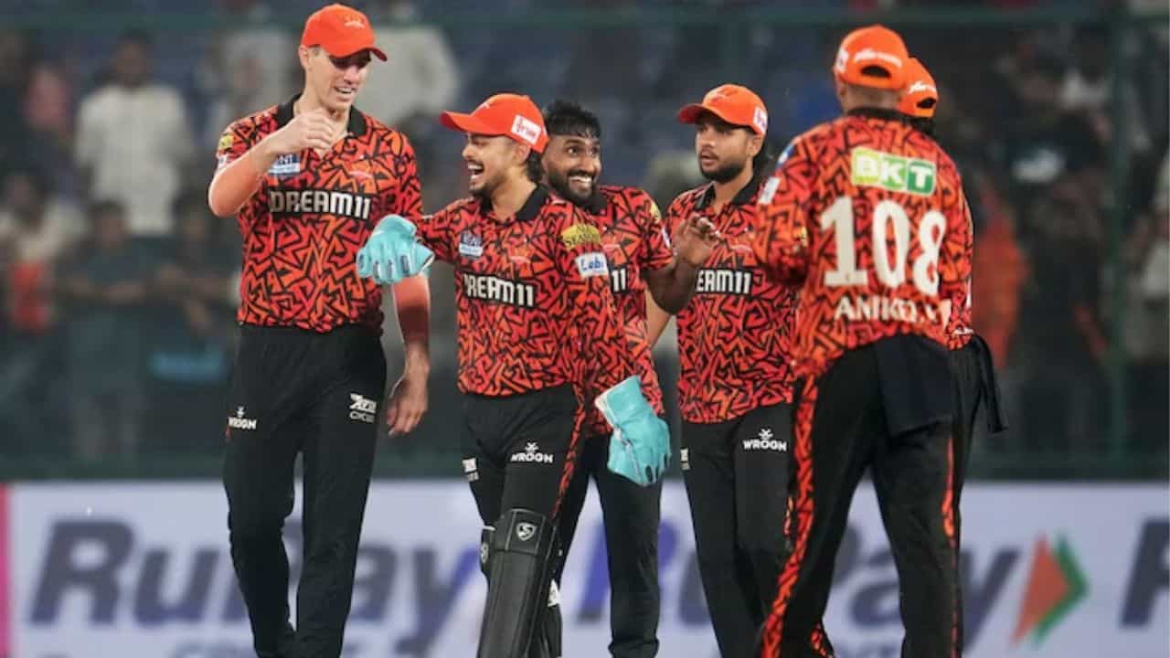 గతేడాది జరిగిన యాషెస్ సిరీస్ తర్వాత కమిన్స్ మరే పోటీ క్రికెట్ ఆడలేదు. ఇటీవల జరిగిన 2026 టీ20 ప్రపంచకప్‌కు కూడా ఆయన దూరం కాగా, ఆస్ట్రేలియా జట్టు గ్రూప్ దశలోనే నిష్క్రమించింది. ఐపీఎల్ సీజన్ ప్రారంభానికి ముందు భారత్ వచ్చినప్పటికీ, వెన్నునొప్పి తిరగబెట్టడంతో చికిత్స నిమిత్తం మళ్ళీ స్వదేశానికి వెళ్లాల్సి వచ్చింది. ఏప్రిల్ 2న కోల్‌కతాపై విజయం తర్వాత ఆయన జట్టును వీడి వెళ్లాడు.
