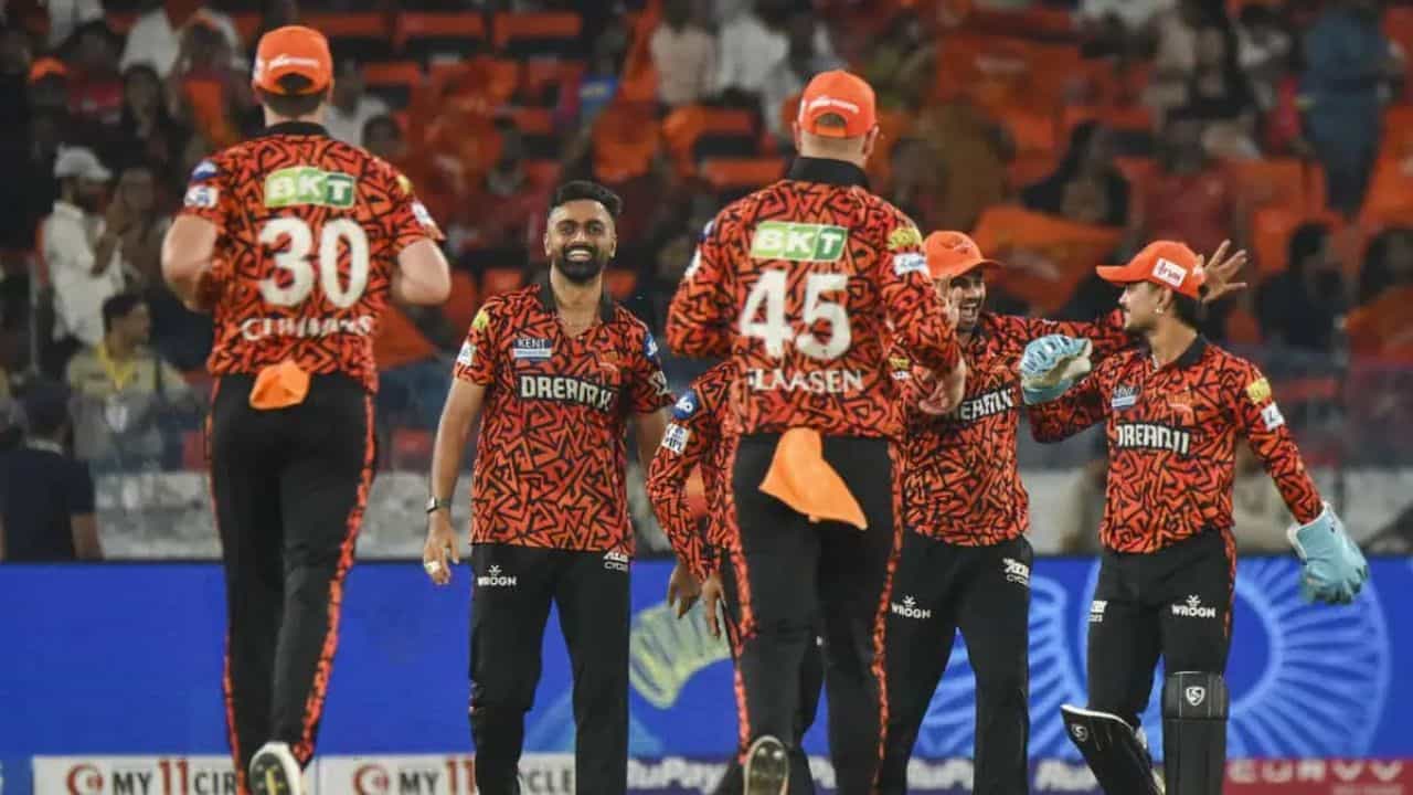 గత కొంతకాలంగా వెన్నునొప్పితో ఇబ్బంది పడుతున్న ప్యాట్ కమిన్స్, ప్రస్తుతం ఆస్ట్రేలియాలో విశ్రాంతి తీసుకుంటున్నాడు. తాజాగా అందుతున్న సమాచారం ప్రకారం, బుధవారం నాడు ఆయన అక్కడ ఫిట్‌నెస్ పరీక్షకు హాజరుకానున్నాడు. ఈ పరీక్షలో విజయం సాధిస్తే, ఆస్ట్రేలియా క్రికెట్ బోర్డు నుంచి అనుమతి పొంది నేరుగా భారత్‌కు బయలుదేరతారు. అంతా సవ్యంగా జరిగితే, ఏప్రిల్ 17న కమిన్స్ హైదరాబాద్‌కు చేరుకుంటారని సమాచారం.