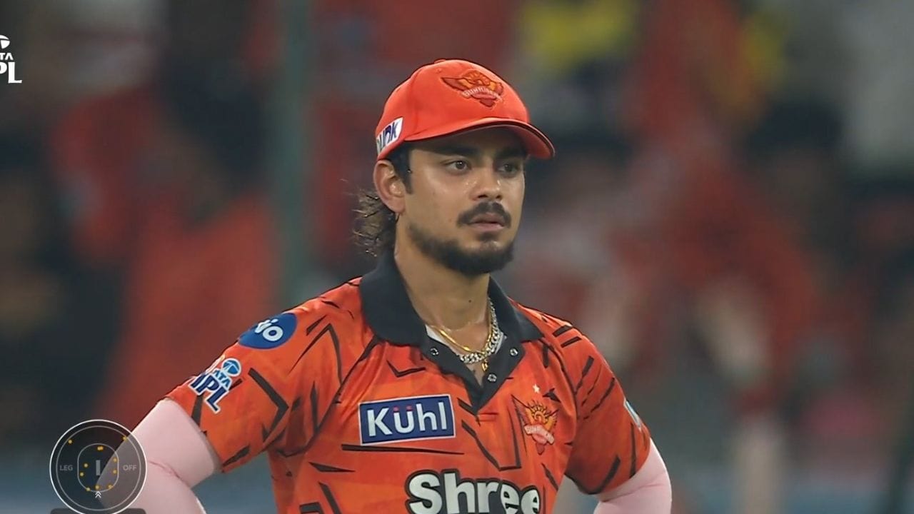 కెప్టెన్‌గా జట్టును బాగానే నడిపిస్తున్నప్పటికీ, ఇషాన్ కిషన్‌ను అదృష్టం ఏమాత్రం వరించడం లేదు. తాజా సీజన్‌లో ఆడిన 6 మ్యాచ్‌లలోనూ అతనికి టాస్ కలిసిరాలేదు. చెన్నై సూపర్ కింగ్స్ తో జరుగుతున్న ఆరో మ్యాచ్‌లోనూ టాస్ ఓడిపోవడంతో ఒక చెత్త రికార్డును తన ఖాతాలో వేసుకున్నాడు. ఇండియన్ ప్రీమియర్ లీగ్ చరిత్రలో ఒక కెప్టెన్‌గా తన తొలి 6 మ్యాచ్‌లలో వరుసగా 6సార్లు టాస్ ఓడిపోయిన ఏకైక నాయకుడిగా ఇషాన్ కిషన్ నిలిచాడు. నాణేన్ని గాల్లోకి ఎగరేసిన ప్రతిసారీ ఫలితం ప్రత్యర్థి కెప్టెన్లకే అనుకూలంగా రావడం గమనార్హం.