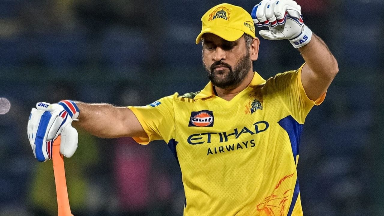 ధోనీ కేవలం వికెట్ కీపర్‌గానే కాకుండా, విధ్వంసకర ఫినిషర్‌గానూ తన సత్తా చాటుతున్నాడు. గత మూడు ఐపీఎల్ సీజన్లలో ఆయన 167.63 స్ట్రైక్ రేట్‌తో పరుగులు సాధించడం విశేషం. కేవలం 275 బంతుల్లోనే 461 పరుగులు చేసి, అందులో 35 భారీ సిక్సర్లు బాదడం ఆయన ఫిట్‌నెస్‌కు నిదర్శనం. ప్రస్తుత సీజన్‌లో చెన్నై మధ్యతరగతి బ్యాటింగ్ మరింత బలోపేతం కావాలంటే ధోనీ రాక అనివార్యమని క్రీడా విశ్లేషకులు భావిస్తున్నారు.