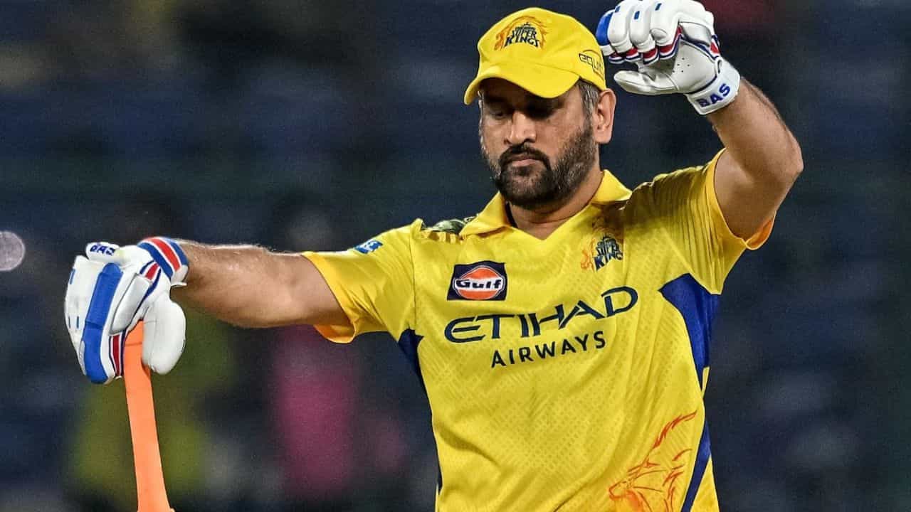 ధోనీ కేవలం వికెట్ కీపర్గానే కాకుండా, విధ్వంసకర ఫినిషర్గానూ తన సత్తా చాటుతున్నాడు. గత మూడు ఐపీఎల్ సీజన్లలో ఆయన 167.63 స్ట్రైక్ రేట్తో పరుగులు సాధించడం విశేషం. కేవలం 275 బంతుల్లోనే 461 పరుగులు చేసి, అందులో 35 భారీ సిక్సర్లు బాదడం ఆయన ఫిట్నెస్కు నిదర్శనం. ప్రస్తుత సీజన్లో చెన్నై మధ్యతరగతి బ్యాటింగ్ మరింత బలోపేతం కావాలంటే ధోనీ రాక అనివార్యమని క్రీడా విశ్లేషకులు భావిస్తున్నారు.