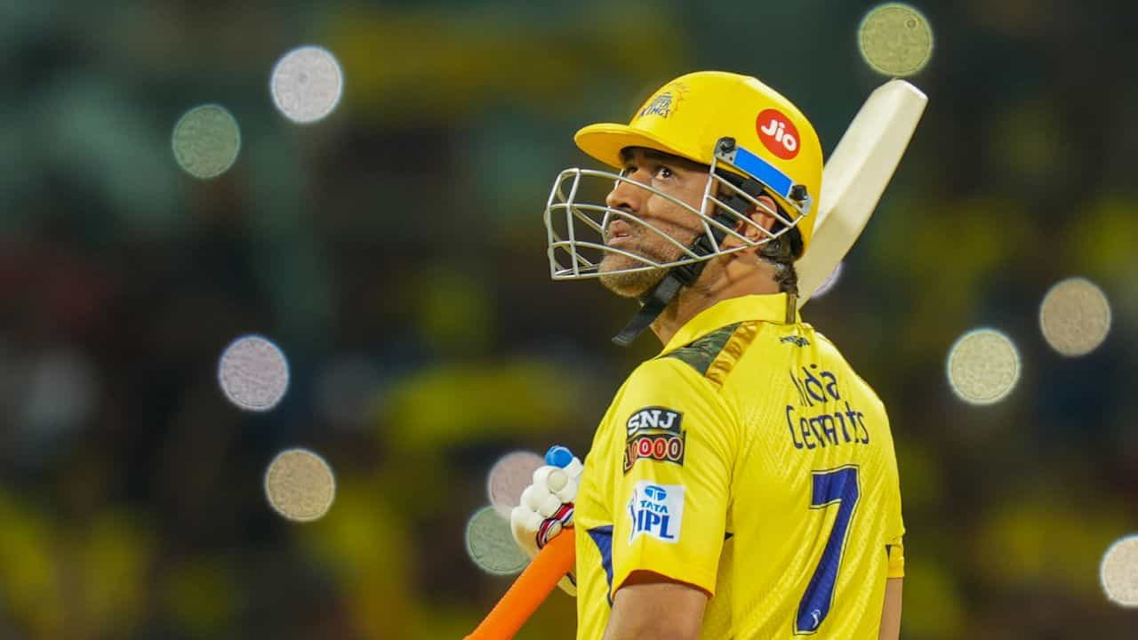 ఇప్పుడు అదే ఊపులో సన్రైజర్స్ను వారి సొంత గడ్డపై ఎదుర్కోవడానికి గైక్వాడ్ సేన సిద్ధమైంది. ఏప్రిల్ 18న హైదరాబాద్లోని రాజీవ్ గాంధీ అంతర్జాతీయ స్టేడియంలో ఈ రసవత్తర పోరు జరగనుంది. మరి హైదరాబాద్ మ్యాచ్ కు మహేంద్ర సింగ్ ధోని వస్తాడో లేదో చూడాలి. ఆరెంజ్ ఆర్మీ ఫ్యాన్స్ కూడా ధోని కోసం స్టేడియానికి చేరుకుంటారనడంలో ఎలాంటి సందేహం లేదు.