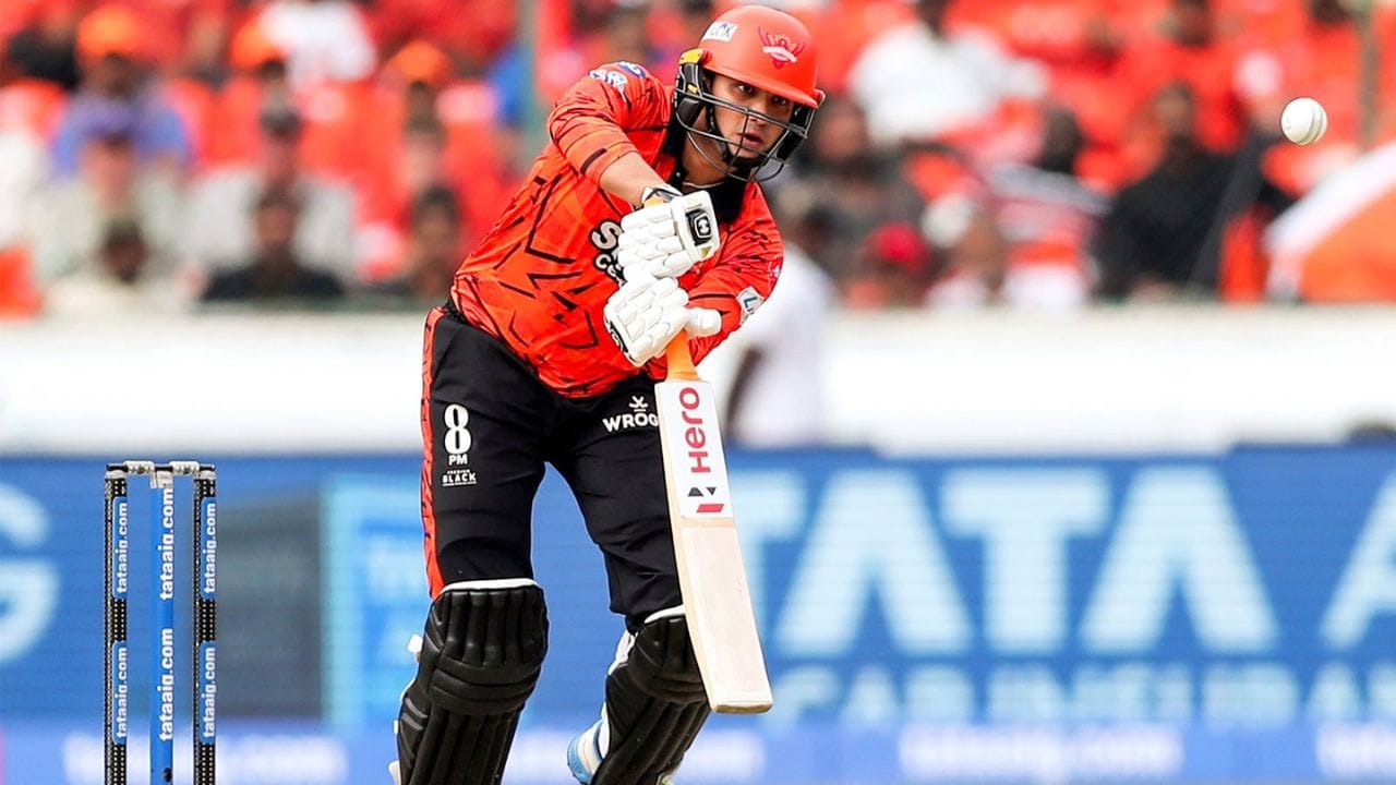 ఇన్నింగ్స్ మొదటి ఓవర్ ఆరో బంతికే షమీ వేసిన 'స్లోయర్' డెలివరీని అర్థం చేసుకోవడంలో అభిషేక్ పూర్తిగా విఫలమయ్యాడు. బంతి బ్యాట్ అంచుకు తగిలి షార్ట్ థర్డ్ దిశగా వెళ్లగా, అక్కడ ఉన్న మణిమారన్ సిద్ధార్థ్ అద్భుతమైన డైవ్‌తో క్యాచ్ పట్టాడు. దీంతో అభిషేక్ ఖాతా తెరవకుండానే పెవిలియన్ చేరాల్సి వచ్చింది.