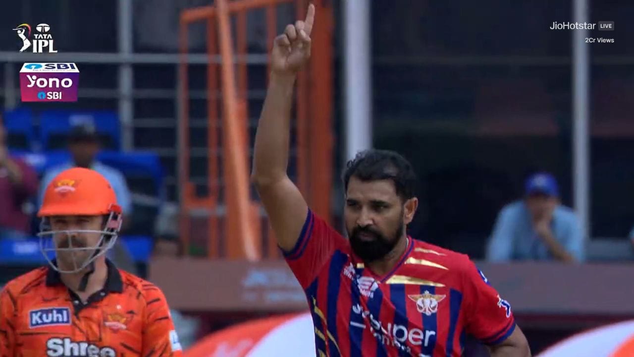 టీ20లలో ఓపెనర్‌గా అత్యధికంగా డక్ ఔట్ అయిన టీమిండియా ప్లేయర్ల లిస్ట్ లో ఎవరున్నారో ఓసారి చూద్దాం.. 17 - రోహిత్ శర్మ, 16 - అజింక్య రహానే, 15 - గౌతమ్ గంభీర్, శిఖర్ ధావన్, 14 - అభిషేక్ శర్మ*, 13 - పృథ్వీ షా, పార్థివ్ పటేల్ ఉన్నారు.