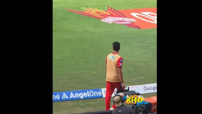 ప్లేయింగ్ 11 నుంచి ఔట్.. కట్‌చేస్తే.. వాటర్ బాయ్‌లా మారిన అర్జున్