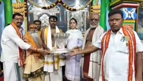 శ్రీశైలం మల్లన్న దేవస్థానానికి వెండి నాగాభరణం విరాళం