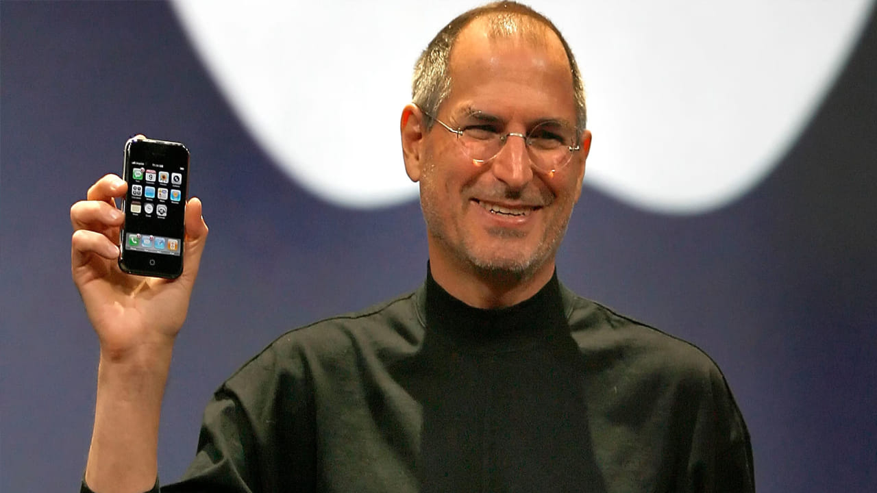 టెక్నాలజీ దిగ్గజం యాపిల్‌ కంపెనీ ఉత్పత్తుల్లో కనిపించే i అక్షరం గురించి చాలామందిలో ఆసక్తి ఉంటుంది. ఐఫోన్, ఐప్యాడ్, ఐపాడ్ వంటి పరికరాల్లో కనిపించే ఈ ఐకి ఒకే అర్థం కాకుండా, కాలక్రమేణా విస్తరించిన భావన ఉందని నిపుణులు చెబుతున్నారు. ఈ కథ 1998లో ప్రారంభమైంది. అప్పటి కంపెనీ సహవ్యవస్థాపకుడు స్టీవ్‌ జాబ్స్‌ మొదటిసారిగా ఐమ్యాక్‌ను పరిచయం చేసినప్పుడు i అక్షరానికి అర్థం వెల్లడించారు.