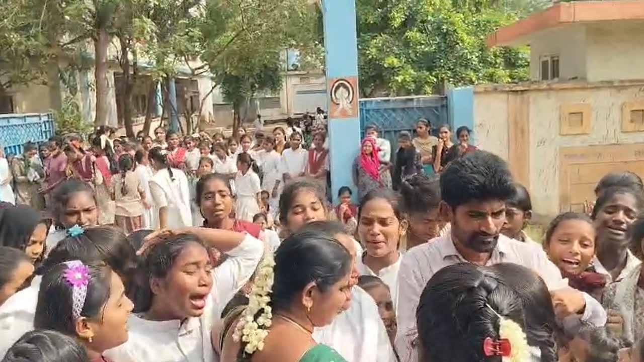 మా సార్ చాలా మంచివాడు.. మాకు అతనే కావాలి.. బోరున విలపించిన విద్యార్థులు!