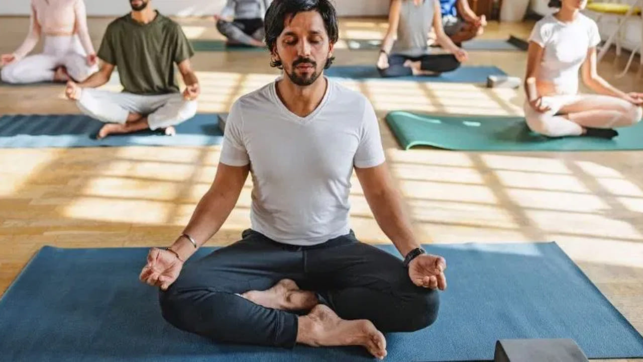 మీ లైఫ్‌ డ్రీమ్‌ను నెరవేర్చుకోవాలనుకుంటే, వెంటనే దానిపై పని చేయడం ప్రారంభించండి. చిన్న చిన్న పనులను పూర్తి చేయండి. ఇది మీకు సానుకూల భావనను కలిగిస్తుంది. ప్రతిరోజూ 30 నిమిషాలు ధ్యానం చేయండి. మీ మనస్సును ప్రశాంతపరచుకోండి. ఇది మీ మనస్సును స్థిరపరుస్తుంది. మిగిలిన రోజంతా యాక్టివ్‌గా పనులను చేయడానికి తగిన శక్తి లభిస్తుంది.