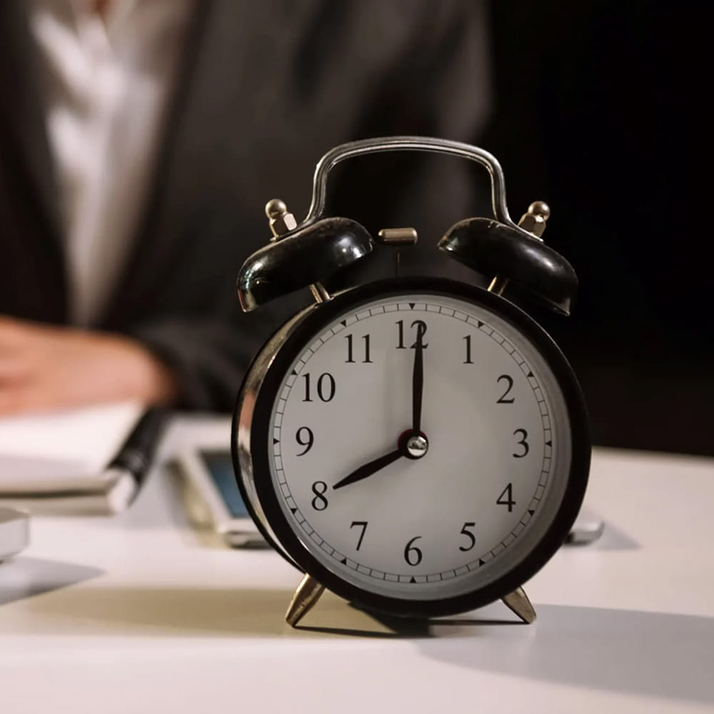 సమయ పాలన: పోయిన డబ్బును సంపాదించవచ్చు, కానీ పోయిన సమయాన్ని తిరిగి తీసుకురాలేము. ఒక క్రమశిక్షణ లేని జీవితం చుక్కాని లేని పడవ లాంటిది. ఉదయాన్నే నిద్రలేవడం, నీ పనులను ఒక పద్ధతి ప్రకారం చేసుకోవడం అలవాటు చేసుకో. సమయాన్ని గౌరవించే వాడిని ఆ సమయమే ఒక గౌరవప్రదమైన స్థానంలో కూర్చోబెడుతుంది.