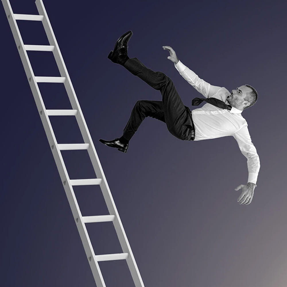 ఓటమిని అంగీకరించడం: చాలామంది ఓడిపోగానే భయపడి ఆగిపోతారు. కానీ గుర్తుంచుకో, పసిబిడ్డ నడక నేర్చుకునేటప్పుడు వందసార్లు కింద పడిపోతుంది. అప్పుడే ఆ బిడ్డకు ఎలా నిలబడాలో తెలుస్తుంది. ఓటమి అనేది నీ అంతం కాదు. అది నీ తదుపరి విజయానికి పునాది. ధైర్యంగా ముందడుగు వేయ్.
