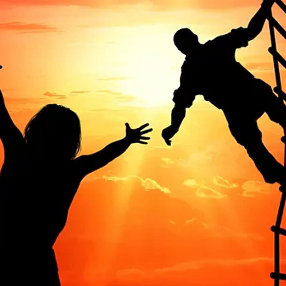 మంచి వ్యక్తిత్వం: నువ్వు ఎంత ఎదిగినా నీ మూలాలను మర్చిపోకు. ఎదుటి మనిషితో ఎలా మాట్లాడుతున్నావు, ఎంత మర్యాదగా ఉన్నావు అనేదే నీ వ్యక్తిత్వాన్ని నిర్ణయిస్తుంది. గొప్పవాడిగా ఎదగడం కంటే ఒక మంచి మనిషిగా పేరు తెచ్చుకోవడం కష్టం. అది సాధించిన రోజే నువ్వు నిజమైన విజేతవి.
