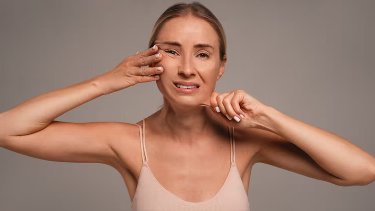 అధికంగా చక్కెర తీసుకోవడం: అధికంగా చక్కెర (Sugar) తీసుకోవడం వల్ల చర్మంలోని కొల్లాజెన్ దెబ్బతిని యవ్వనం కోల్పోతారు. తీపి పదార్థాలు ఎక్కువగా తినడం వల్ల గ్లైకేషన్ అనే ప్రక్రియ జరుగుతుంది. ఇది చర్మం బిగుతుగా ఉండటానికి అవసరమైన కొల్లాజెన్‌ను నాశనం చేస్తుంది. ఫలితంగా చర్మం వేలాడటం మొదలవుతుంది. 