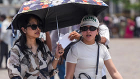 తెలుపు Vs నలుపు.. ఎండాకాలంలో ఏ కలర్ బట్టలు వేసుకోవాలి..?