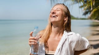 Paper Plates: పేపర్‌ ప్లేట్లలో భోజనం చేసే అలవాటు మీకూ ఉందా? అయితే మీ ఒంట్లోకి క్యాన్సర్..