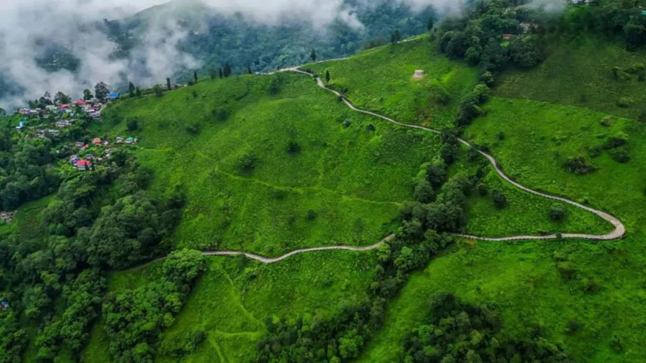 మహారాష్ట్రలోని మహాబలేశ్వర్ పీఠభూమి మరో అద్భుత టూరిస్ట్‌ ప్లేస్‌. ఇది చల్లని గాలి, స్ట్రాబెర్రీ పొలాలు, అందమైన ప్రదేశాలకు ప్రసిద్ధి చెందింది. ఇక్కడి మే నెల చల్లని వాతావరణం వేడి నుంచి ఉపశమనాన్ని అందిస్తుంది. వేడితో అలసిపోయిన వారికి ఇక్కడి చల్లని ప్రదేశాలు ఎంతో ఆహ్లాదాన్ని అందిస్తాయి.