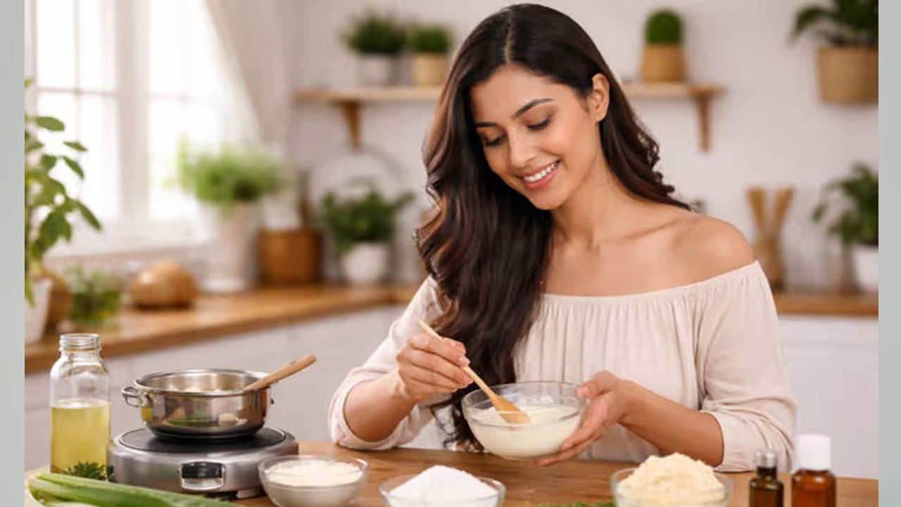 ఇప్పుడు, ఈ మిశ్రమంలో జిక్ ఆక్సైడ్ వేసి, ఉండలు లేకుండా కరగబెట్టాలి. దీని కోసం గ్యాస్ ఆన్ చేసి చాలా తక్కువ మంటపై బాగా కలుపుతూ ఉండాలి. ఉండలు లేకుండా చాలా నెమ్మదిగా కలపాలి.