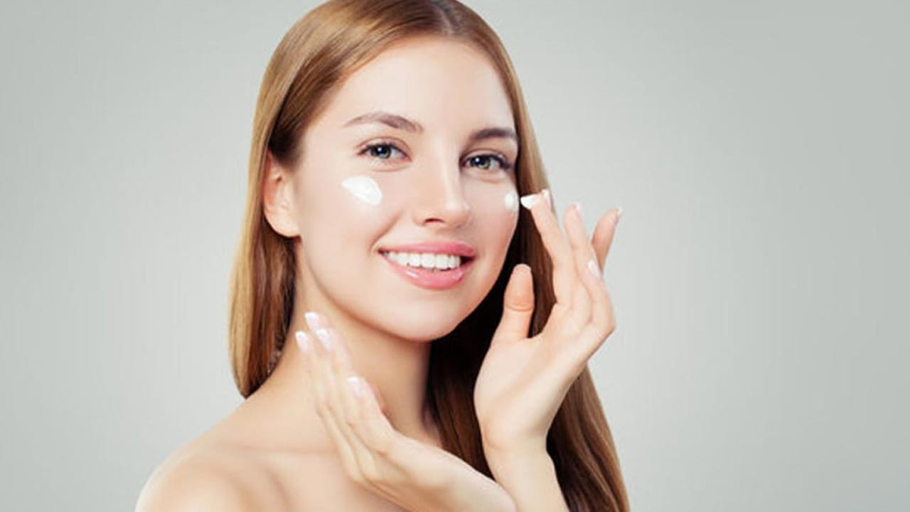 కావాల్సిన పదార్థాలు : రెండు టీ స్పూన్ల కొబ్బరి నూనె, వన్ టీ స్పూన్ కోకో బటర్, వన్ టీ స్పూన్ కలబంద జెల్, టీ స్పూన్ జింక్ ఆక్సైడ్ పౌడర్, ఆు చుక్కల టీ ట్రీ ఆయిల్.