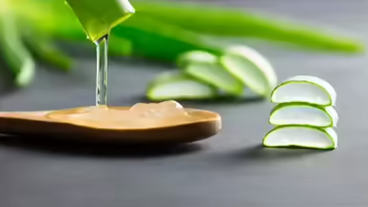 తయారు చేసుకునే విధానం : ముందుగా స్టవ్ ఆన్ చేసి, ఒక పాత్ర పెట్టాలి. అందులో కొబ్బరి నూనె కోకో బటర్ వేసి లోప్లేమ్‌లో మంచిగా కరిగేలా చూసుకోవాలి. ఇది బాగా కరిగిన తర్వాత పక్కన పెట్టుకోవాలి. కాసేపు చల్లారనివ్వాలి.ఇక చల్లారిన మిశ్రమంలో కలబంద జెల్ వేసి, క్రీమీలాంటి ఆకృతి వచ్చేలా బాగా కలపాలి. ఇలా బాగా కలపడం వలన జిగురులాంటిది లేకుండా, అచ్చం క్రీమ్ లా చాలా బాగా ఉంటుంది.