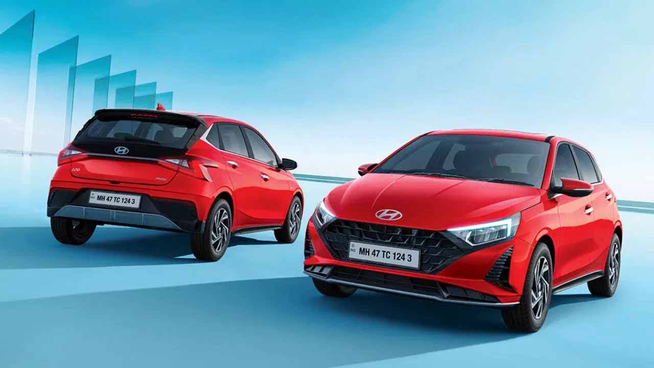 Cheapest Sunroof Cars: హ్యుందాయ్ ఐ20 సన్‌రూఫ్‌ను అందించే అత్యంత సరసమైన కార్లలో ఒకటి. ఈ ఫీచర్ మాగ్నా MT ట్రిమ్‌లో అందుబాటులో ఉంది. దీని ధర రూ.6.99 లక్షల (ఎక్స్-షోరూమ్) నుండి ప్రారంభమవుతుంది. ఇది 1.2-లీటర్ పెట్రోల్ ఇంజన్‌తో పనిచేస్తుంది. మాన్యువల్, CVT గేర్‌బాక్స్ ఆప్షన్‌లతో అందుబాటులో ఉంది. ఇందులో 10.25-అంగుళాల ఇన్ఫోటైన్‌మెంట్ సిస్టమ్, ఆరు ఎయిర్‌బ్యాగ్‌లు, EBDతో కూడిన ABS, ఎలక్ట్రానిక్ స్టెబిలిటీ కంట్రోల్ (ESC) వంటి భద్రతా ఫీచర్లు కూడా ఉన్నాయి. హ్యుందాయ్ ఐ20 మాగ్నా MT పెట్రోల్ సుమారు 14-19 kmpl మైలేజీని అందిస్తుంది.