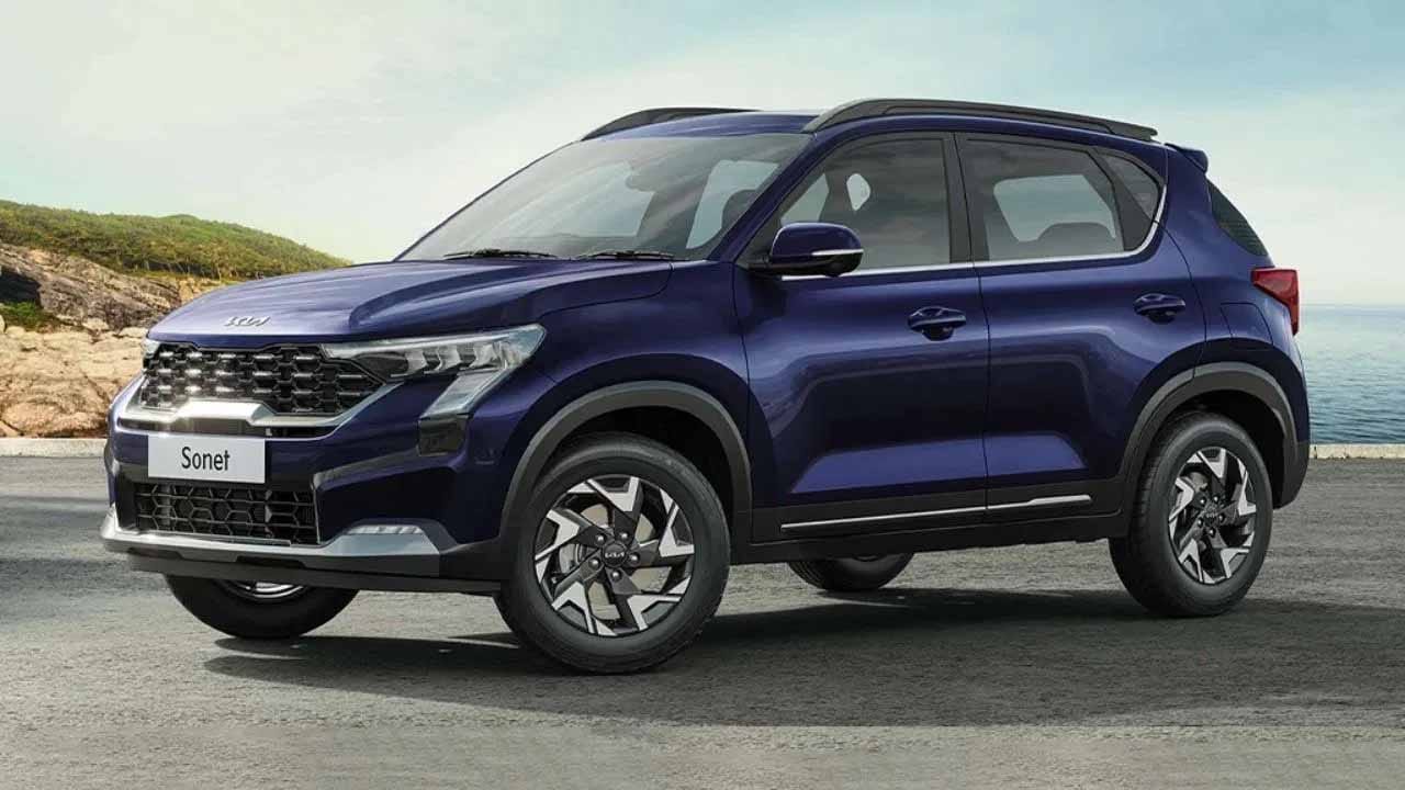  సన్‌రూఫ్‌తో కూడిన కియా సోనెట్ భారతదేశంలో అందుబాటులో ఉంది. HTE(O) 1.2L పెట్రోల్ మాన్యువల్ వేరియంట్ ధర సుమారు రూ.7.70 లక్షల నుండి ప్రారంభమవుతుంది. ఇది బేసిక్ ఆడియో సిస్టమ్, నాలుగు స్పీకర్లు, ఫ్రంట్ పవర్ విండోలతో వస్తుంది. భద్రతా ఫీచర్లలో ఆరు ఎయిర్‌బ్యాగ్‌లు, ఎలక్ట్రానిక్ స్టెబిలిటీ కంట్రోల్ (ESC), వెహికల్ స్టెబిలిటీ మేనేజ్‌మెంట్ (VSM), హిల్ అసిస్ట్ కంట్రోల్ (HAC), EBDతో కూడిన ABS, వెనుక పార్కింగ్ సెన్సార్లు, టైర్ ప్రెజర్ మానిటరింగ్ సిస్టమ్ ఉన్నాయి. కియా సోనెట్ HTE(O) 1.2 పెట్రోల్ మాన్యువల్ వేరియంట్ ARAI-ధృవీకరించిన మైలేజీని సుమారుగా 18.4 kmplగా పేర్కొంది.