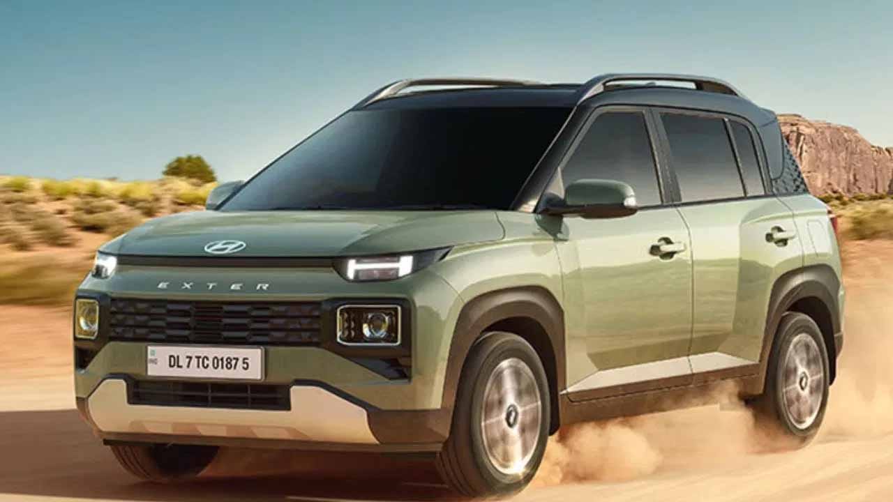  హ్యుందాయ్ ఎక్సెంట్ మైక్రో-ఎస్‌యూవీ, ఎస్ స్మార్ట్ MT ట్రిమ్ నుండి ప్రారంభమయ్యే వేరియంట్లలో సన్‌రూఫ్‌తో లభిస్తుంది. దీని ప్రారంభ ధర రూ.7 లక్షలకు పైగా ఉంది. i20లో ఉన్న అదే 1.2-లీటర్ పెట్రోల్ ఇంజన్‌తో పనిచేసే ఎక్సెంట్, సీఎన్‌జీ వేరియంట్‌లో కూడా అందుబాటులో ఉంది. దీనితో ఇది సన్‌రూఫ్, సీఎన్‌జీ ఇంధన ఎంపికను అందించే భారతదేశంలోని అత్యంత సరసమైన కార్లలో ఒకటిగా నిలిచింది. ARAI పేర్కొన్న దీని మైలేజ్ సుమారుగా 19.4 kmpl.