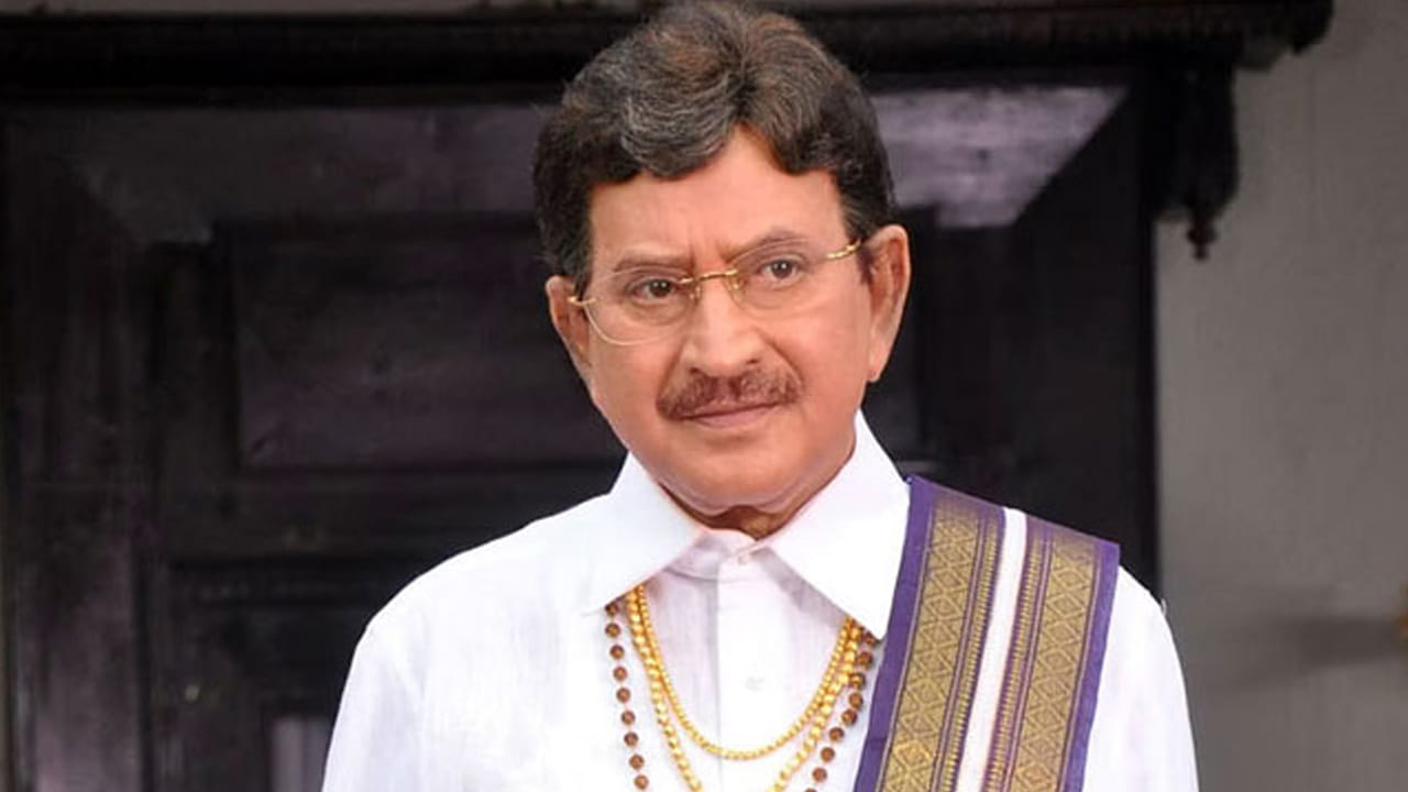 ఎన్ని పాత్రలు చేసినా సూపర్ స్టార్ కృష్ణ స్టైల్, నడక, నవ్వు మనందరికీ ప్రత్యేకం. అందుకే ఆయనను అందరూ మనసున్న మనిషిగా, సాహసాలకు కేరాఫ్ అడ్రస్‌గా గౌరవిస్తారు. తెలుగు సినిమా గర్వించదగ్గ నటుడు ఈయన. ఇప్పుడు ఆయన కుమారుడు మహేష్ బాబు కూడా సూపర్ స్టార్‌గా టాలీవుడ్ ఇండస్ట్రీని ఏలుతున్నాడు. 