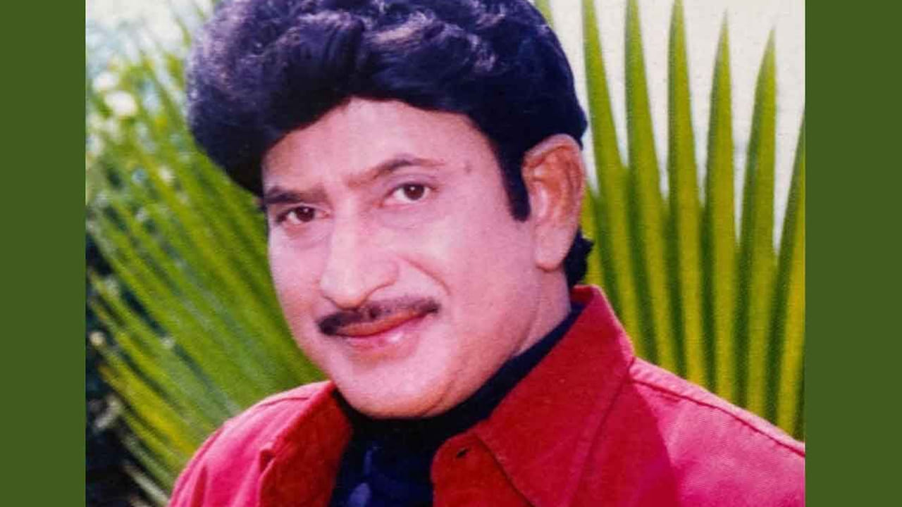 తెలుగు సినిమా ఇండస్ట్రీలో ‘సూపర్ స్టార్’ అంటే మన అందరికీ గుర్తొచ్చే మొదటి పేరు ఘట్టమనేని కృష్ణ. ‘తేనె మనసులు’ చిత్రంతో హీరోగా పరిచయమై, వెండితెరపై ఒక వెలుగు వెలిగారు. అయితే ఆయన కెరీర్ ఆరంభంలో జరిగిన ఒక ఆసక్తికరమైన విషయం ఇప్పటి తరం వారికి పెద్దగా తెలియదు. అప్పట్లో ఒక నటుడు హీరోగా నిలదొక్కుకోవాలంటే వరుస అవకాశాలు ఉండాలి, లేదంటే సైడ్ క్యారెక్టర్లు లేదా విలన్ పాత్రలు చేయక తప్పని పరిస్థితి ఉండేది.