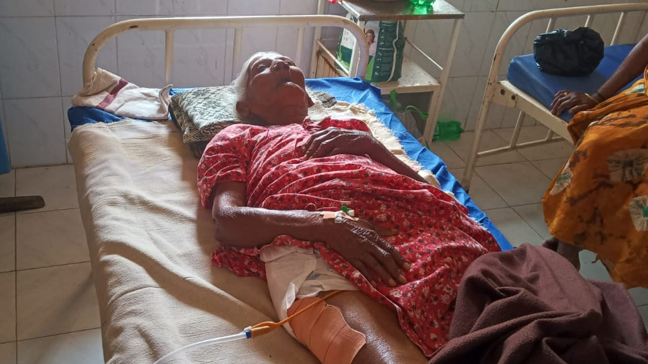 కన్న తల్లిపై కనికరం లేకుండా.. ఆసుపత్రిలో ఉన్నా చూడని కొడుకులు