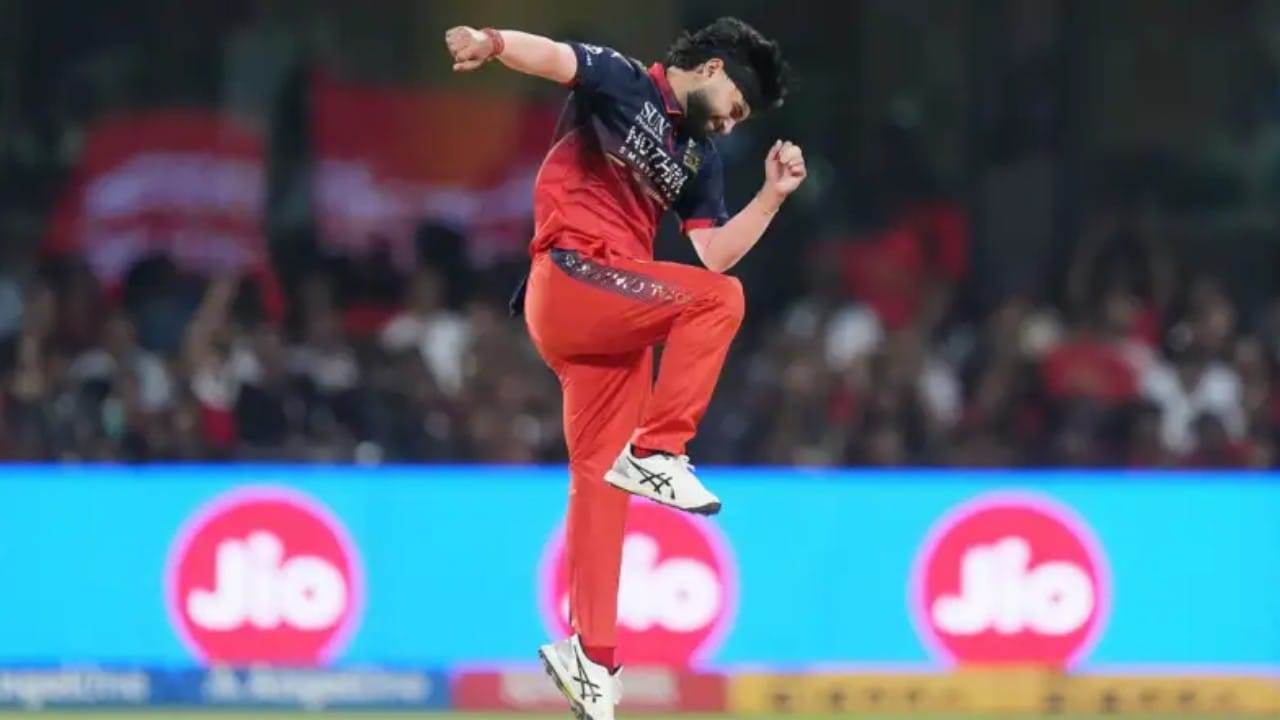 IPL 2026 : చరిత్రలో ఒకేఒక్కడు.. 24 బంతుల్లో 20 డాట్ బాల్స్.. ఢిల్లీ బ్యాటర్లకు చుక్కలు చూపించిన ఆర్‌సీబీ స్పిన్నర్