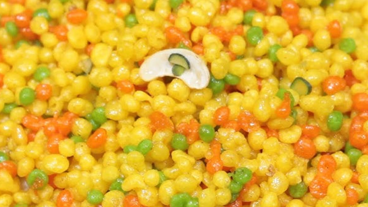 స్వీట్ బూందీని ఎలా తయారు చేయాలంటే.. 
ముందుగా శనగపిండిలో ఒక గ్లాస్ నీళ్లు పోసి, ఉండలు లేకుండా దోసెల పిండి;లాగా దీనిని బాగా కలుపుకోవాలి.  మరి జోరుగా కాకుండా కంటే కొంచెం పలుచుగా కలుపుకోవాలి. 