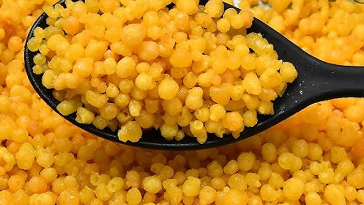 స్వీట్ బూందీకి కావాల్సిన పదార్థాలు: ఒక కప్పు శనగపిండి , రెండు కప్పుల పంచదార,  రెండు కప్పుల నీరు, ఒక కప్పు నూనె లేదా నెయ్యి వేయించడానికి, అర టేబుల్ స్పూన్ యాలకుల పొడి, 10 జీడిపప్పులు, 10 ఎండుద్రాక్షలు, ఫుడ్ కలర్ కూడా తీసుకోవాలి. 