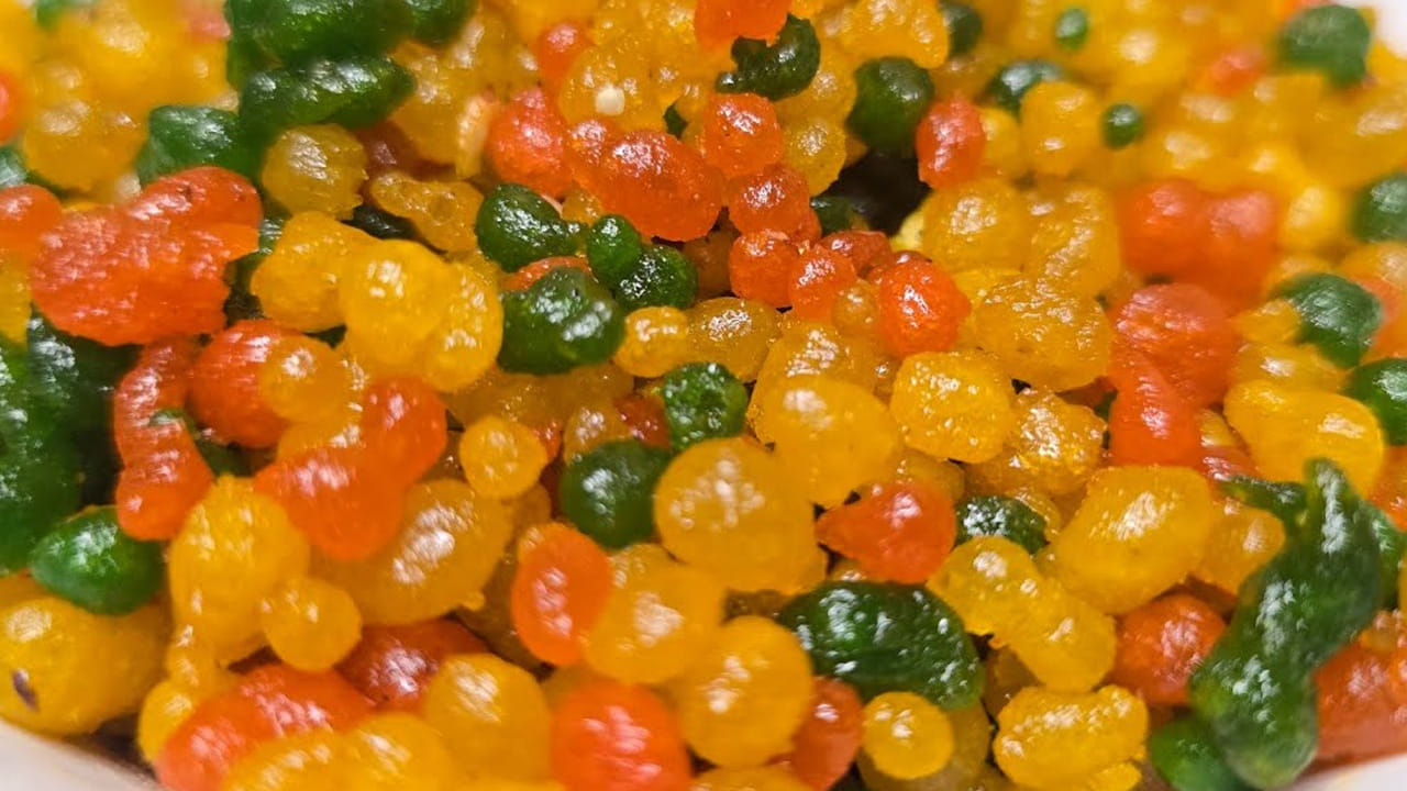 ఎక్కడికి వెళ్ళకుండా హనుమాన్ జయంతి రోజున ఇంట్లోనే స్వీట్ బూందీ ఈజీగా తయారు చేసుకోవచ్చు. శనగపిండి, పంచదార పాకంలో చేస్తే రుచి అదిరిపోతోంది. పండుగల సమయంలో ఇదే  ఉత్తమమైనది. మరి, దీనిని ఎలా తయారు చేయాలో ఇక్కడ చూద్దాం.. 
