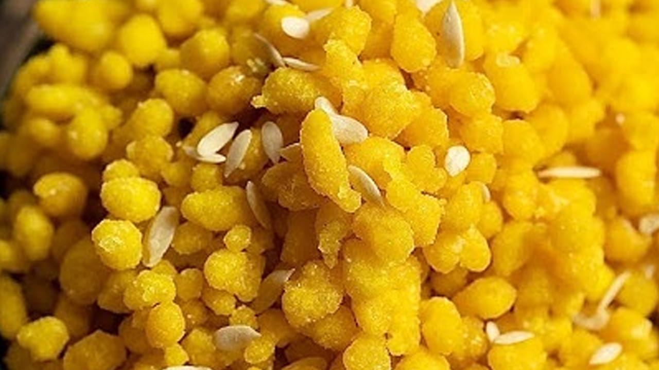 
బూందీని ఇలా వేయించుకోవాలి.. గ్యాస్ స్టవ్ వెలిగించి ఆయిల్ చేసి, అది వేడయ్యాక  ఒక గరిటెను తీసుకుని పిండిని నూనెలో వేసి, సన్నని  మంటపై గోల్డ్ కలర్లోకి మారే వరకు  బాగా వేయించి, వాటిని తీసుకోవాలి. 