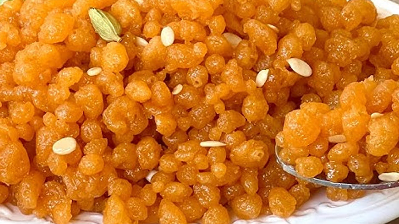 ఇప్పుడు ఒక పాన్ పెట్టుకుని  పంచదార వేసి దానిలో కొద్దిగా నీరు పోసి పాకం లాగా అయ్యే వరకు బాగా ఉడికించాలి. ఆ తర్వాత దీనిలో  యాలకుల పొడి వేయి బూందీకి పట్టించి మూడు గంటలు దీనిని  పక్కన పెట్టుకోవాలి. అంతే, వేడి వేడి నే స్వీట్ బూందీ  రెడీ. 