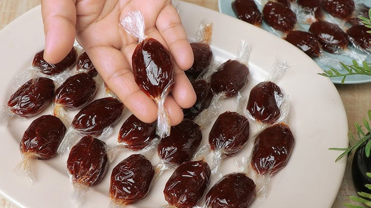 తర్వాత మధ్యలో ఐస్ పుల్లను టూత్ పిక్‌తో గుచ్చి, లాలిపాప్ జారిపోకుండా చేతులతో గట్టిగా నొక్కాలి.  అంతే టేస్టీ టేస్టీ చింతపండు లాలిపాప్ రెడీ. చిన్న పిల్లల నుంచి పెద్ద వారి వరకు ప్రతి ఒక్కరూ దీనిని ఎంతో ఇష్టంగా తింటారు. 