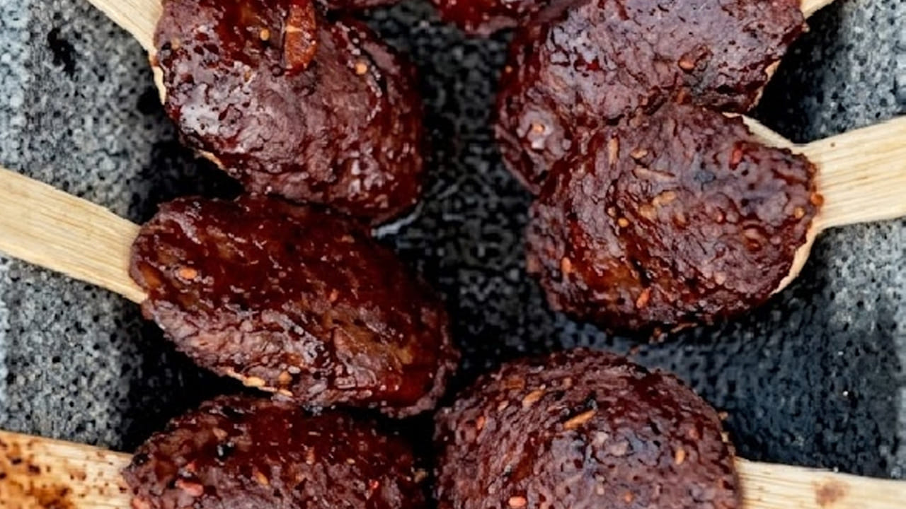 తయారీ విధానం : ముందుగా చింత పండు తీసుకోవాలి. దానిని శుభ్రంగా కడిగి పక్కన పెట్టుకోవాలి. ఇప్పుడు బెల్లం, వేయించిన జీలకర్ర, ఉప్పు తీసుకొని వీటిని బాగా మిక్సీ పట్టుకోవాలి. తర్వాత ఇందులో కొంచెం నెయ్యి  వేసుకొని చింత పండు మిశ్రమం చిన్న ముక్క తీసుకొని గుండ్రంగా చుట్టుకోవాలి.