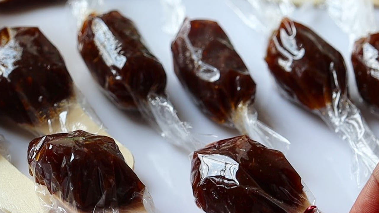 పిల్లలకు నచ్చే, వారు మెచ్చే లాలిపప్స్‌లో చింత పండు లాలిపప్స్ ముందుంటాయి.  ఇక వేసవి సెలవులు వచ్చిందంటే చాలు చాలా మంది చింత పండు లాలిప్స్ ఎక్కువగా తినడానికి ఇష్టపడతారు. మరి సమ్మర్ స్టార్ట్ అయ్యింది. పిల్లలు అందరూ వేసవి సెలవుల్లో ఆనందంగా ఎంజాయ్ చేస్తుంటారు. అయితే మీ పిల్లలు సమ్మర్‌లో బయట చాక్లెట్స్, బయటి ఫుడ్ తినకుండా ఉండటానికి, ఇంట్లోనే సులభంగా ఈ చింత పండు లాలిపప్స్ చేయండి.