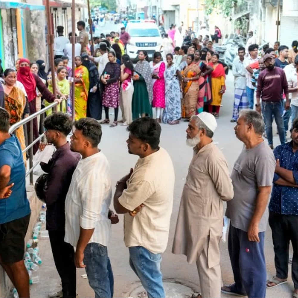 నిన్న తమిళ్ నాడు ఎన్నికలు జరిగిన విషయం తెలిసిందే.. తమిళనాడు అసెంబ్లీ ఎన్నికలకు నిన్న ఉదయం 7 గంటలకు పోలింగ్ ప్రారంభమైంది. పోలింగ్ బూత్ల వద్ద పొడవైన బారులు తీరారు. పోలింగ్ ప్రక్రియ తమిళనాట సజావుగా జరిగింది. రికార్డు స్థాయిలో పోలింగ్ జరిగిందని తెలుస్తుంది. ఈ ఎన్నికల పై సర్వత్రా ఆసక్తి నెలకొంది.