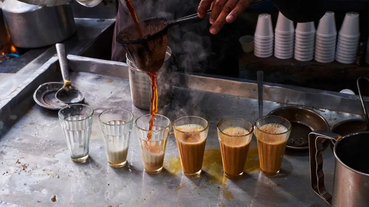 టీలో కెఫీన్, టానిన్లు ఉంటాయి. టీ తాగిన వెంటనే నీళ్లు తాగడం వల్ల కడుపులోని జీర్ణరసాల తీవ్రత తగ్గుతుంది. దీనివల్ల ఆహారం సరిగ్గా జీర్ణం కాదు. అంతేకాకుండా ఎసిడిటీ, గ్యాస్ లేదా కడుపు ఉబ్బరం వంటి సమస్యలు మొదలవుతాయి.