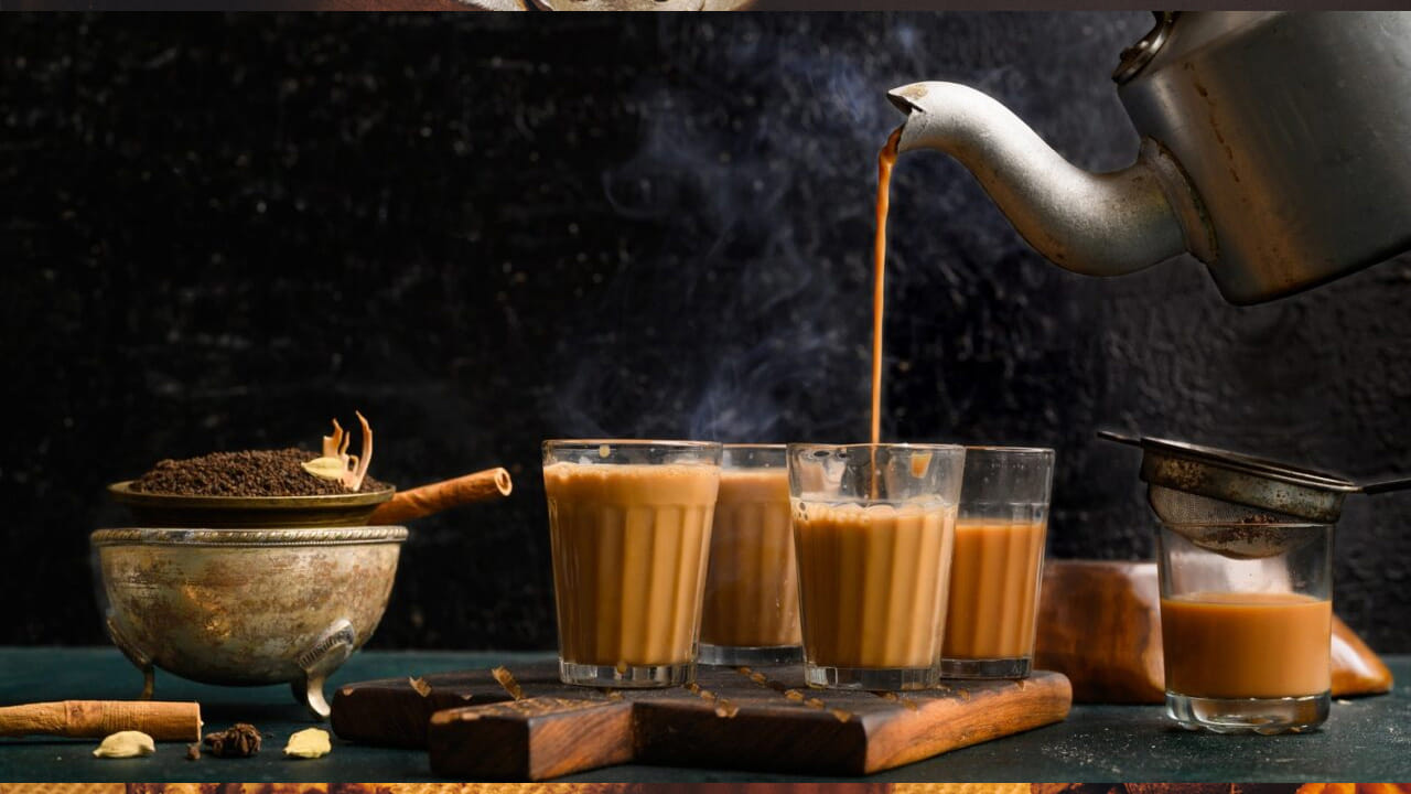 పెద్దవాళ్లు ఎప్పుడూ టీ తాగిన తర్వాత నీళ్లు తాగవద్దని చెబుతుంటారు. కానీ దాని వెనుక వారు సరైన కారణం చెప్పరు. టీ తాగిన వెంటనే నీళ్లు తాగడం వల్ల శరీరంపై కలిగే ప్రభావాలు అన్నీ ఇన్నీ కావు. టీ వేడిగా ఉంటుంది. నీళ్లు చల్లగా లేదా సాధారణ ఉష్ణోగ్రతలో ఉంటాయి. మనం వేడి టీ తాగిన వెంటనే నీళ్లు తాగడం వల్ల దంతాల ఉష్ణోగ్రతలో ఆకస్మిక మార్పు వస్తుంది. ఇది దంతాలపై ఉండే రక్షణ పొరను, అంటే ఎనామెల్‌ను బలహీనపరుస్తుంది. ఫలితంగా దంతాల సున్నితత్వం, చిగుళ్ల నుంచి రక్తస్రావం వంటి సమస్యలు తలెత్తవచ్చు.